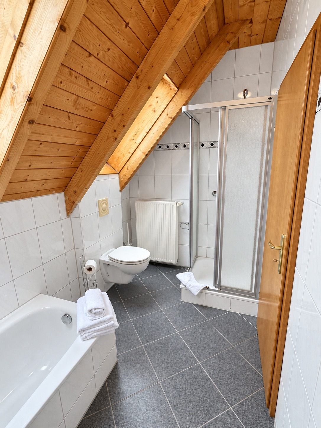 Badezimmer mit Badewanne und Dusche