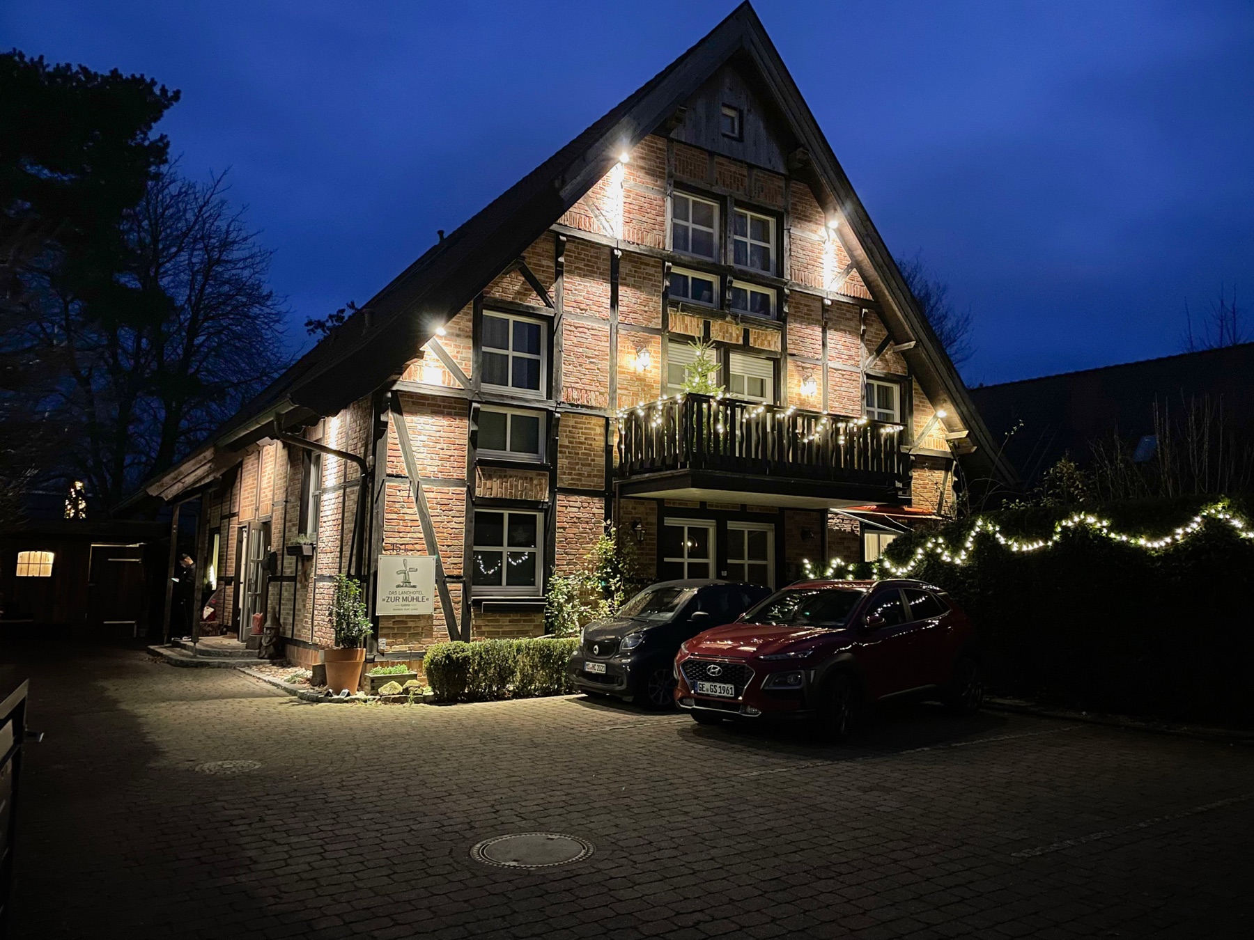 Das Landhotel am Winterabend mit Weihnachtsbeleuchtung