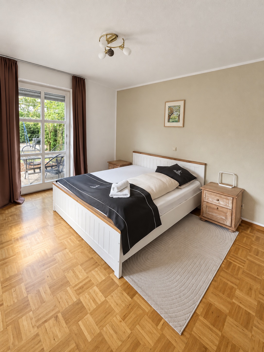 Zimmer mit Zugang zur kleinen Terrasse