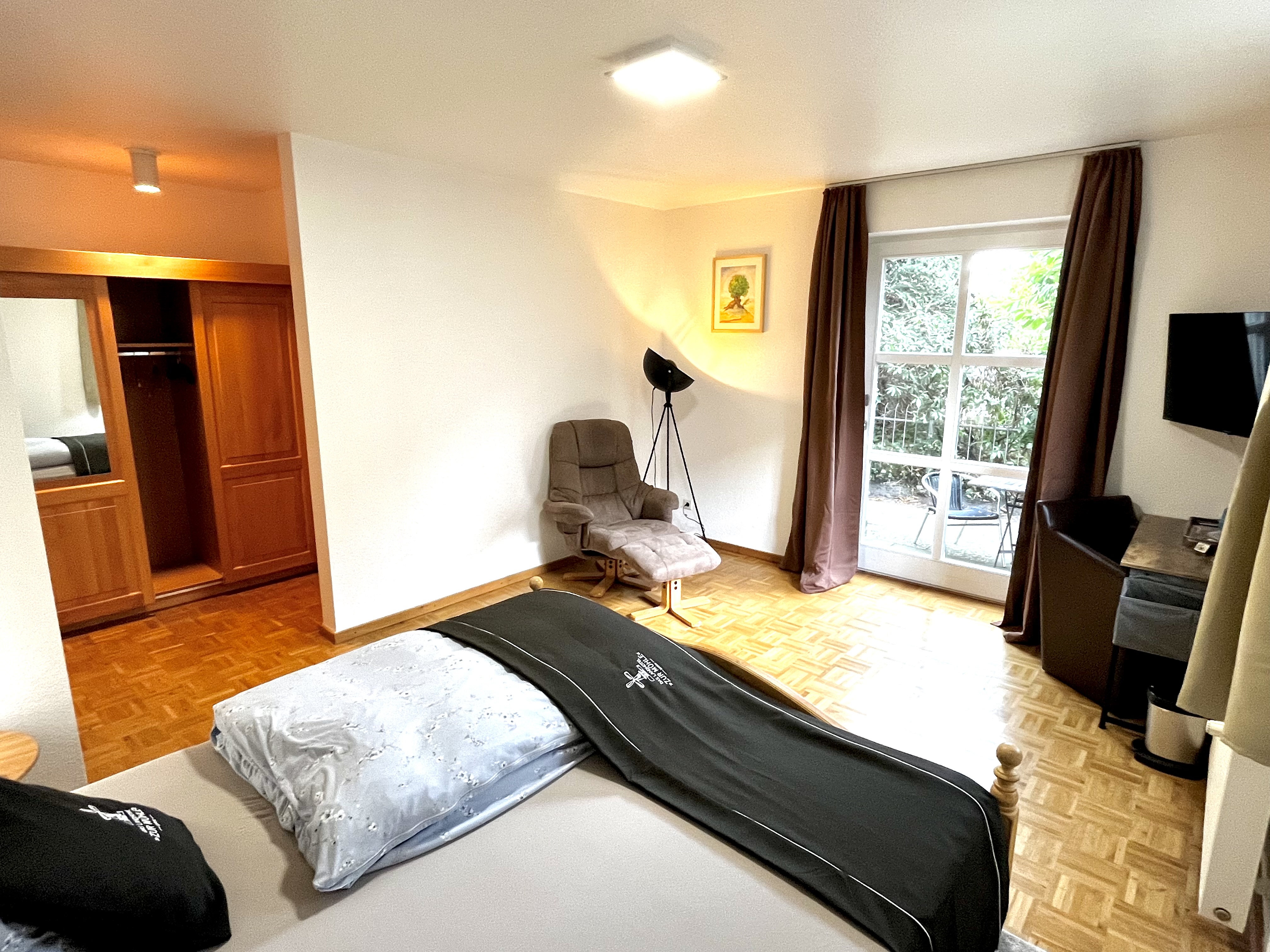 Zimmer 2 mit Blick zur Terrasse