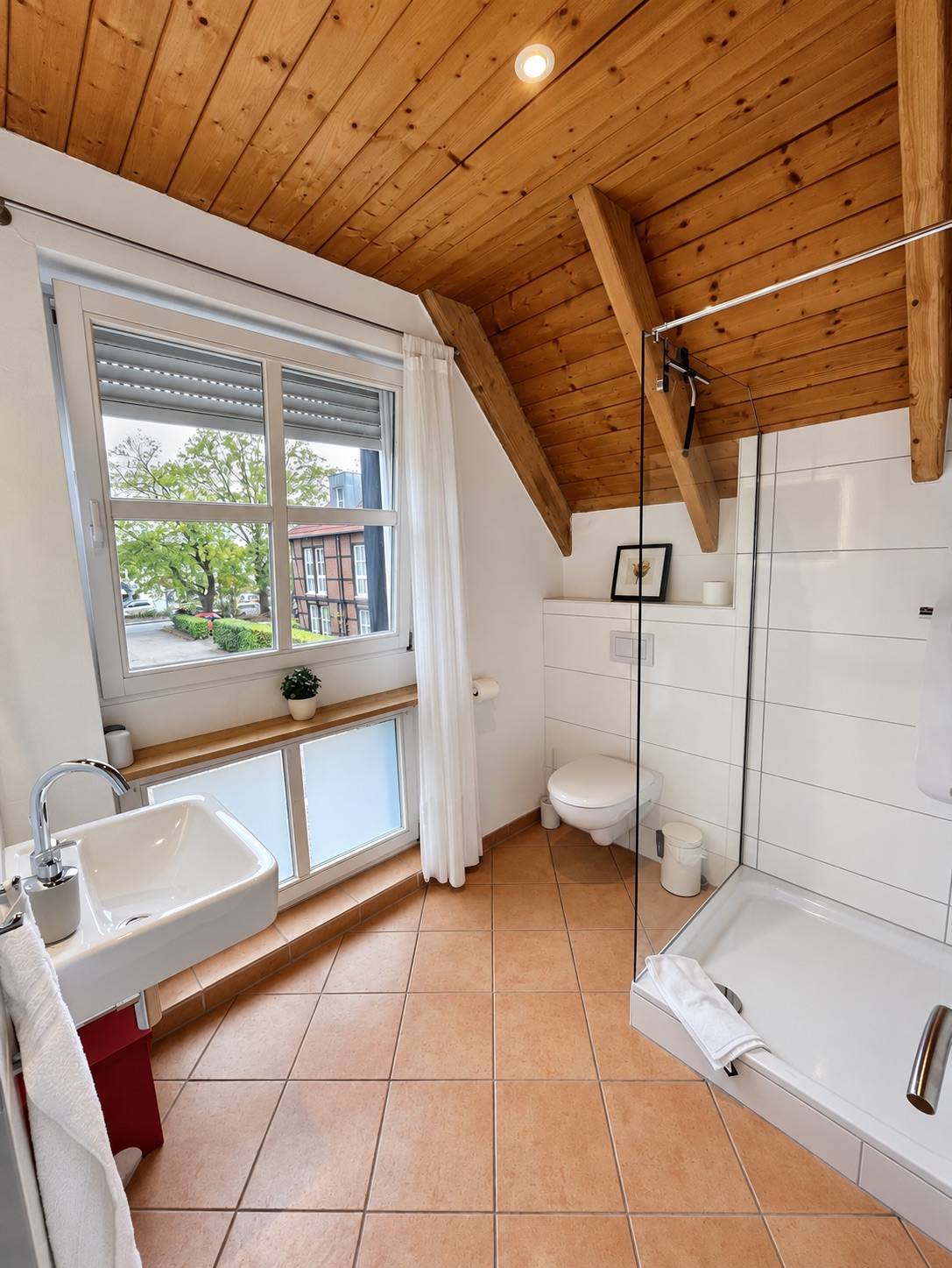 Badezimmer in Zimmer 6